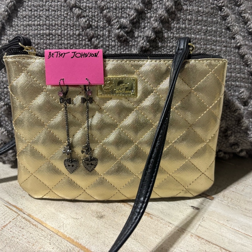 ❤️Betsey Jonson Gold Quilted Crossbody & Earrings Set